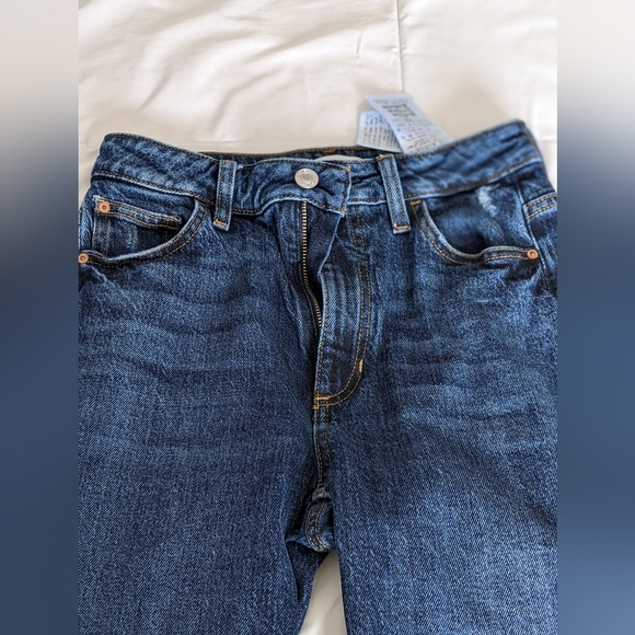 ✨HOST PICK✨ Guess Eco Distressed High Rise Mom Jeans - Picture 4 of 9